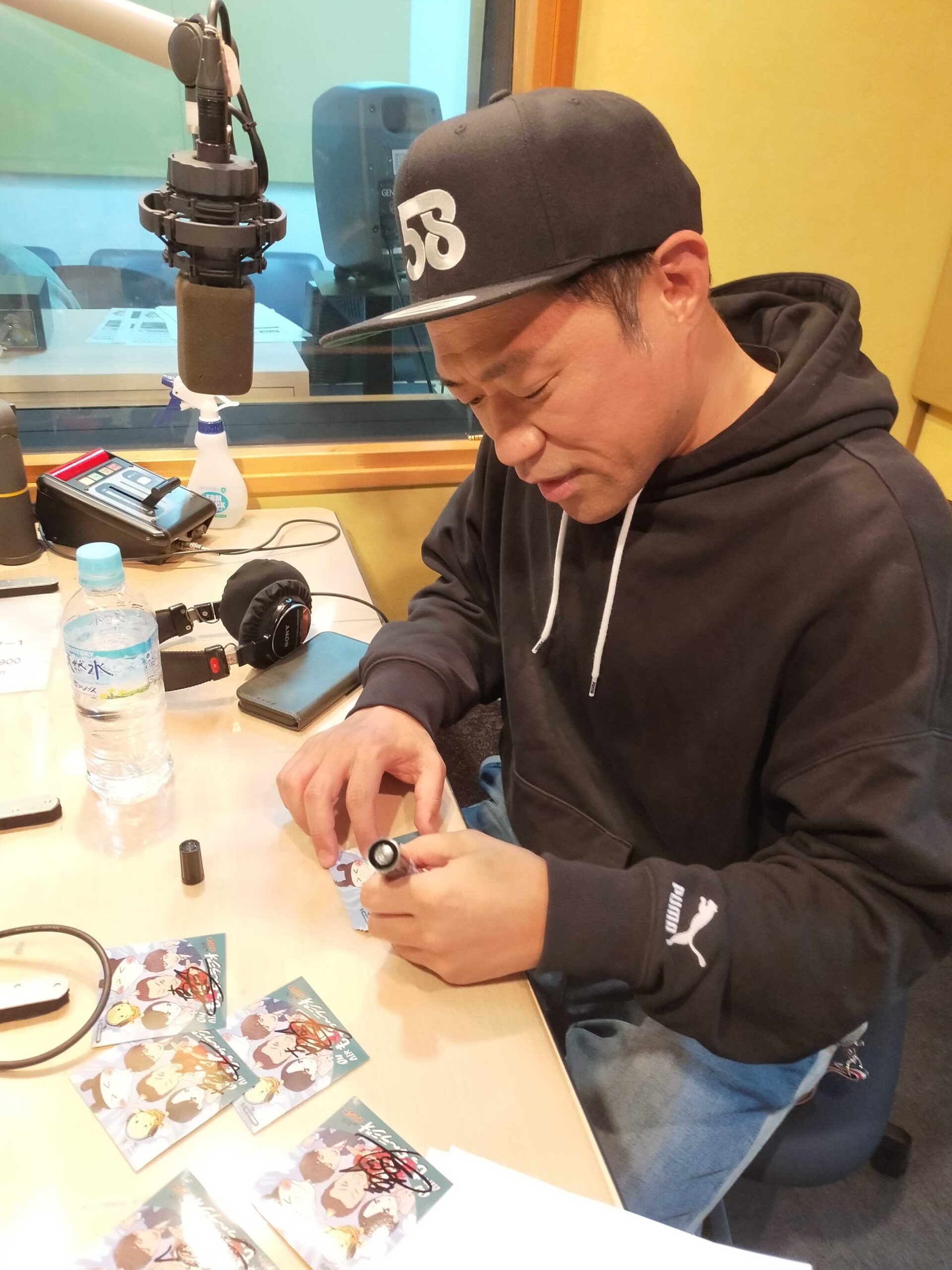 人気お笑い芸人はなわさんタレントの結さんサイン入りFAV FOURステッカー はなわさんの直筆サイン入り！非売品の特別ステッカーを